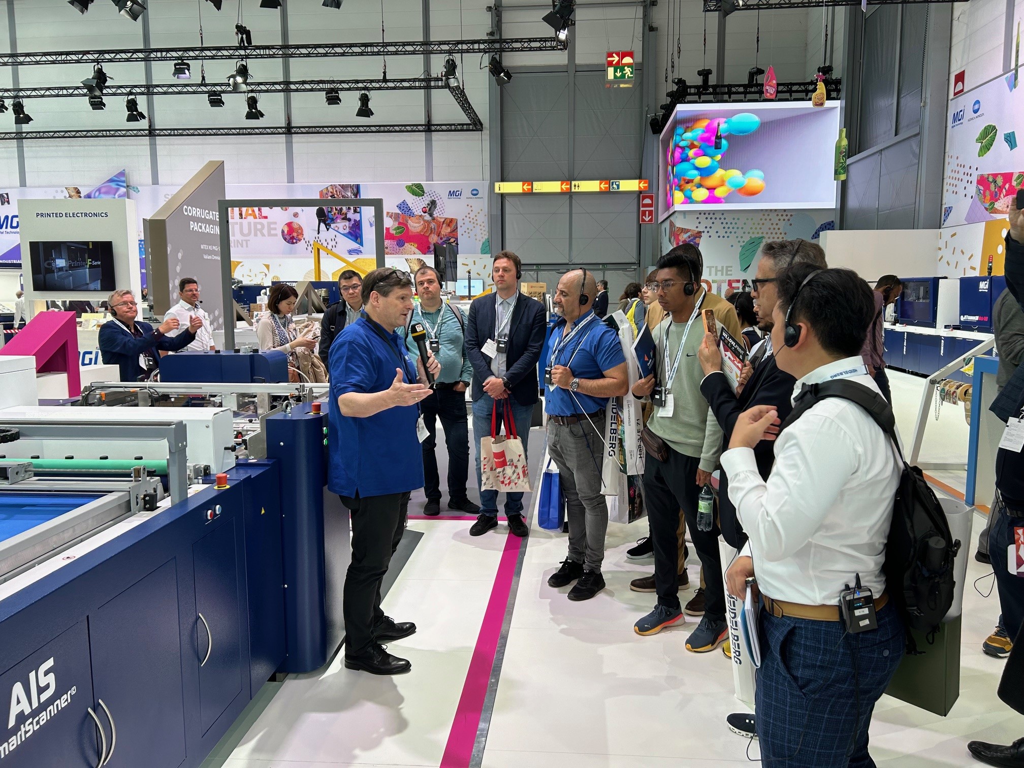 Hans Huijsing presenting to print-industry professionals at an exhibition
